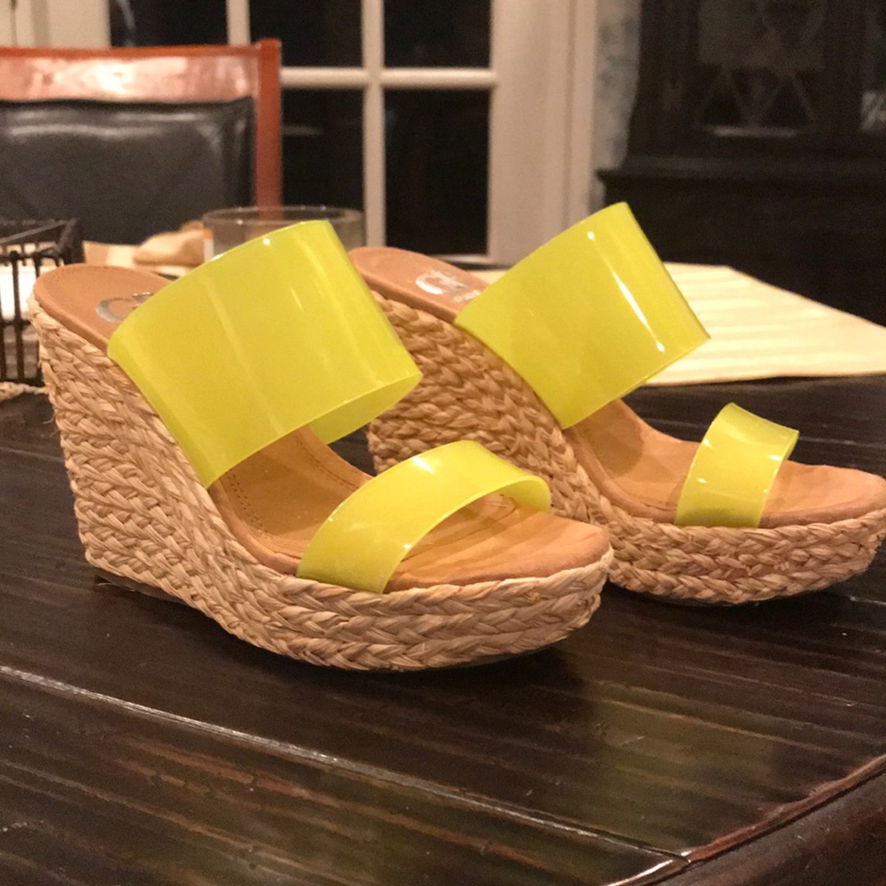 GIANNI BINI. BEAUTIFUL & BRIGHT WEDGE SHOES.